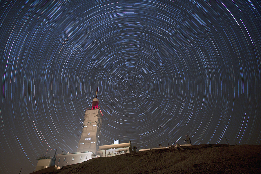 Filé d'étoiles circumpolaire - Observatoire du sommet du mont Ventoux - F/5 - 13 x 241 secondes - ISO-320 - 17 mm